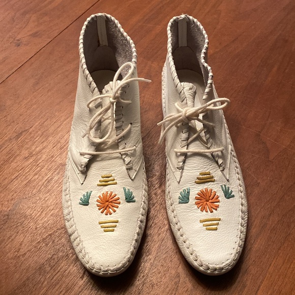Vintage Piña Colada White Leather Moccasins with embroidery - Picture 3 of 8